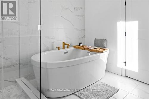 6374 Lucia Drive, Niagara Falls, ON - Indoor Photo Showing Bathroom