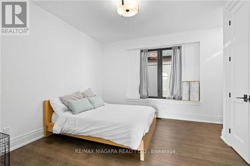 6374 Lucia Drive, Niagara Falls, ON - Indoor Photo Showing Bedroom