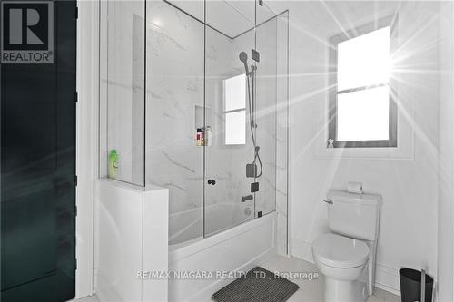 6374 Lucia Drive, Niagara Falls, ON - Indoor Photo Showing Bathroom