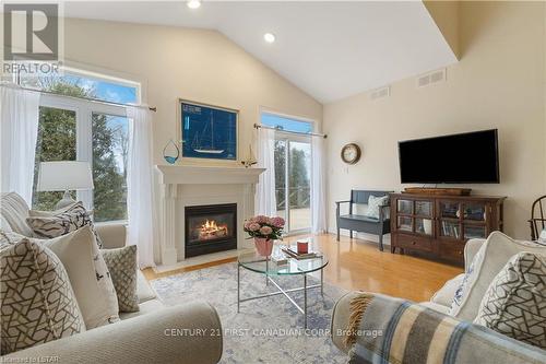#6 -375 Edith Cavell Blvd, Central Elgin, ON - Indoor Photo Showing Living Room With Fireplace