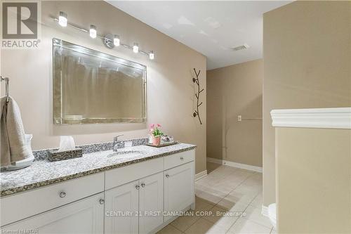 #6 -375 Edith Cavell Blvd, Central Elgin, ON - Indoor Photo Showing Bathroom