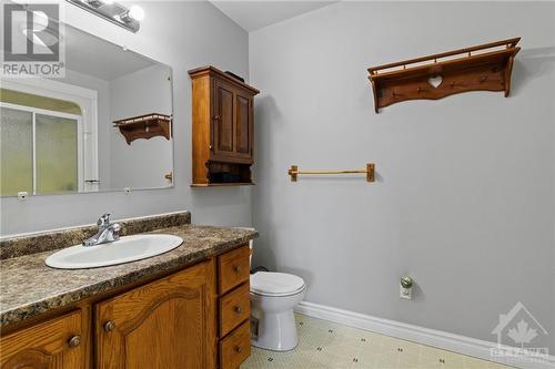 3217 County Road 27 Road, Lyn, ON - Indoor Photo Showing Bathroom