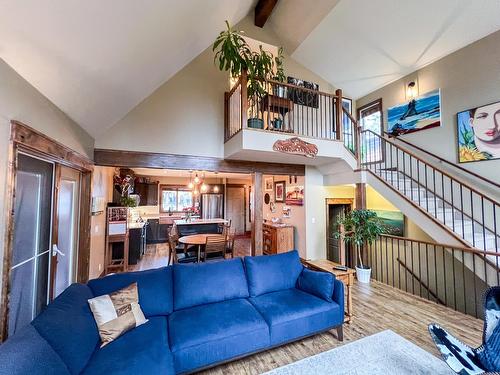 43 - 4868 Riverview Drive, Edgewater, BC - Indoor Photo Showing Living Room