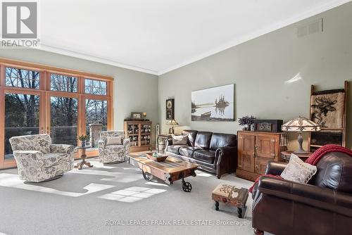 229 Louisa St, Kawartha Lakes, ON - Indoor Photo Showing Living Room