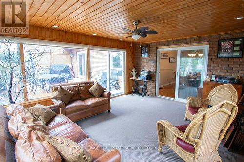 91 Riverside Dr, Kawartha Lakes, ON - Indoor Photo Showing Living Room