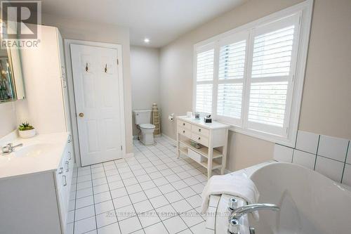91 Riverside Dr, Kawartha Lakes, ON - Indoor Photo Showing Bathroom