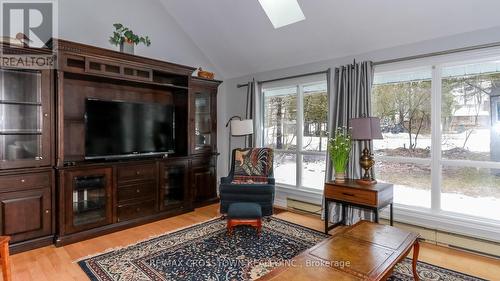 39 Maplecrest Court, Oro-Medonte, ON - Indoor Photo Showing Living Room