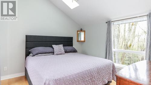 39 Maplecrest Court, Oro-Medonte, ON - Indoor Photo Showing Bedroom