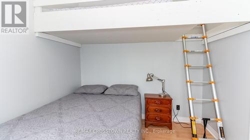 39 Maplecrest Court, Oro-Medonte, ON - Indoor Photo Showing Bedroom
