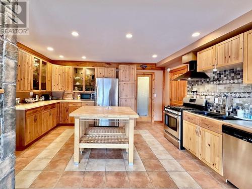2902 Gold Digger Drive, 150 Mile House, BC - Indoor Photo Showing Kitchen