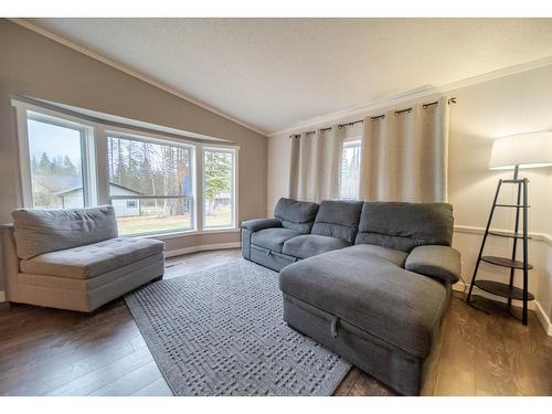 2612 Rosen Lk Ld Acc Road, Jaffray, BC - Indoor Photo Showing Living Room