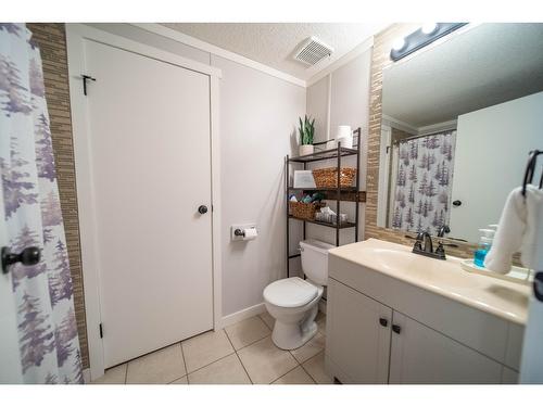 2612 Rosen Lk Ld Acc Road, Jaffray, BC - Indoor Photo Showing Bathroom