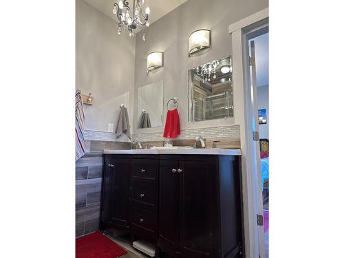 4997 Ponderosa Crescent, Canal Flats, BC - Indoor Photo Showing Bathroom