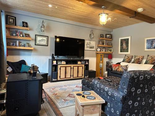 4997 Ponderosa Crescent, Canal Flats, BC - Indoor Photo Showing Living Room