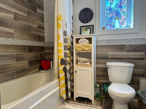 4997 Ponderosa Crescent, Canal Flats, BC - Indoor Photo Showing Bathroom