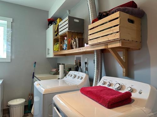 4997 Ponderosa Crescent, Canal Flats, BC - Indoor Photo Showing Laundry Room