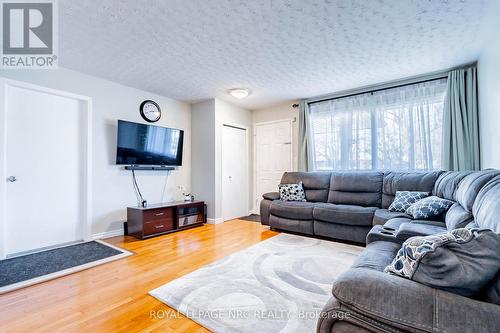 211 Leaside Drive, Welland, ON - Indoor Photo Showing Living Room