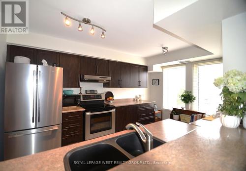 #303 -2300 Parkhaven Blvd, Oakville, ON - Indoor Photo Showing Kitchen With Double Sink