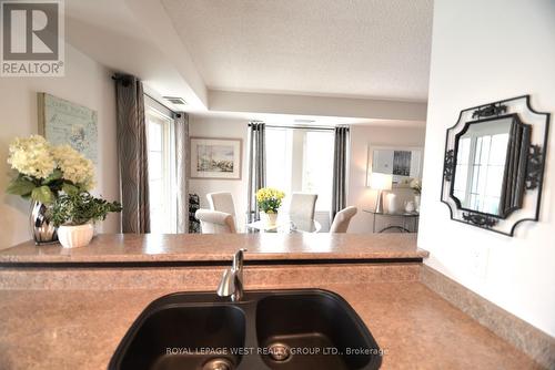#303 -2300 Parkhaven Blvd, Oakville, ON - Indoor Photo Showing Kitchen With Double Sink