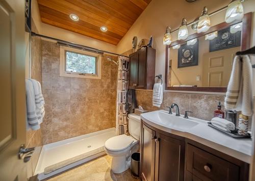 6291 Tie Lake Shore Road N, Jaffray, BC - Indoor Photo Showing Bathroom