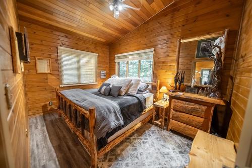 6291 Tie Lake Shore Road N, Jaffray, BC - Indoor Photo Showing Bedroom