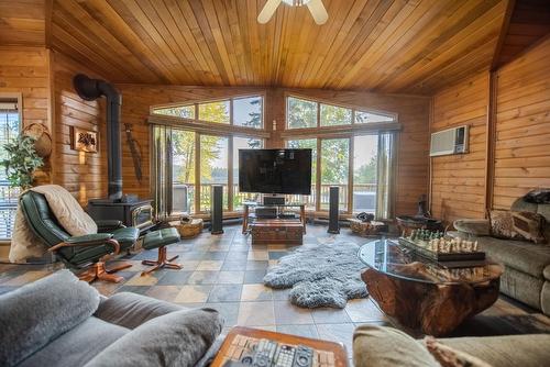 6291 Tie Lake Shore Road N, Jaffray, BC - Indoor Photo Showing Living Room