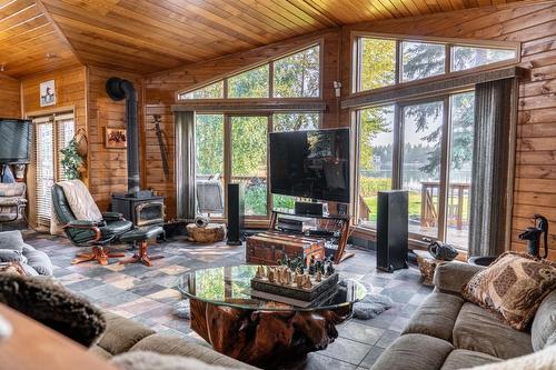 6291 Tie Lake Shore Road N, Jaffray, BC - Indoor Photo Showing Living Room