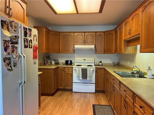 18 Jack Cavers Place, Portage La Prairie, MB - Indoor Photo Showing Kitchen With Double Sink