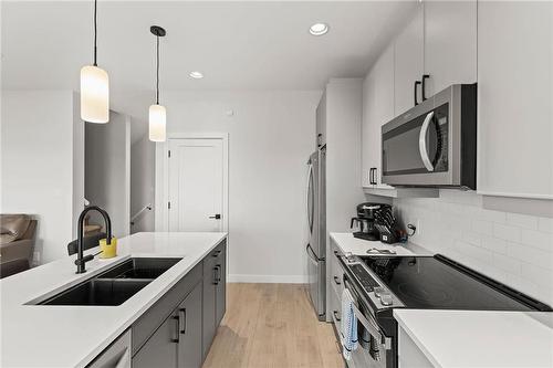 11 Will'S Way, Winnipeg, MB - Indoor Photo Showing Kitchen With Double Sink With Upgraded Kitchen