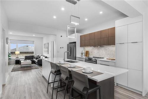 68 Goodman Drive, Winnipeg, MB - Indoor Photo Showing Kitchen With Upgraded Kitchen