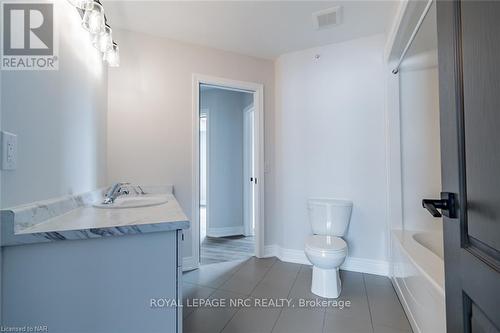 19 - 121A Moffatt Street, St. Catharines, ON - Indoor Photo Showing Bathroom