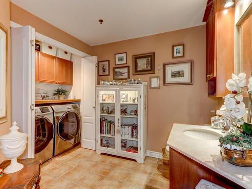 Powder room - 201-3000 Boul. Notre-Dame, Laval (Chomedey), QC - Indoor Photo Showing Laundry Room