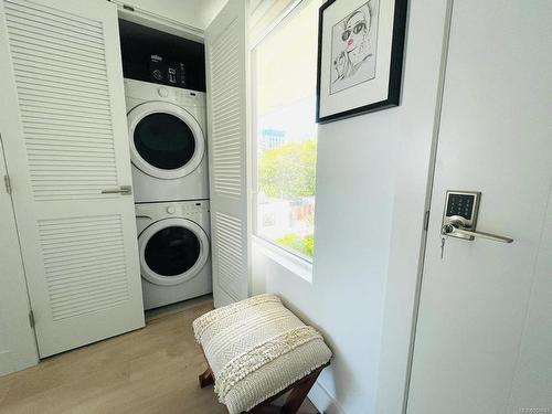 306-960 Yates St, Victoria, BC - Indoor Photo Showing Laundry Room