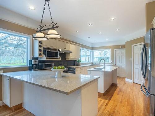 802 Towner Park Rd, North Saanich, BC - Indoor Photo Showing Kitchen With Upgraded Kitchen