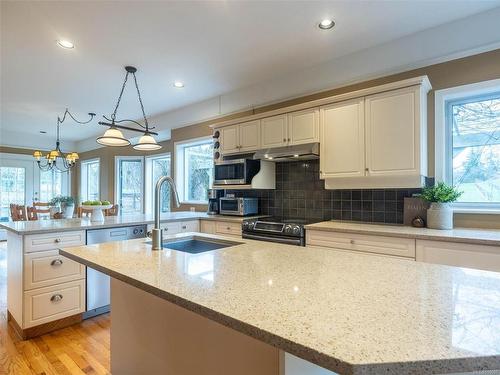 802 Towner Park Rd, North Saanich, BC - Indoor Photo Showing Kitchen With Upgraded Kitchen