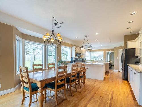 802 Towner Park Rd, North Saanich, BC - Indoor Photo Showing Dining Room