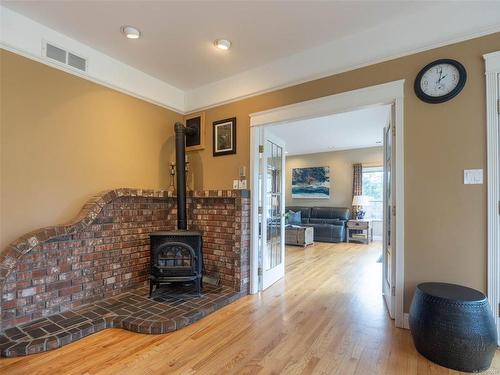 802 Towner Park Rd, North Saanich, BC - Indoor With Fireplace