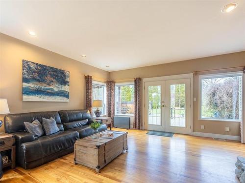 802 Towner Park Rd, North Saanich, BC - Indoor Photo Showing Living Room