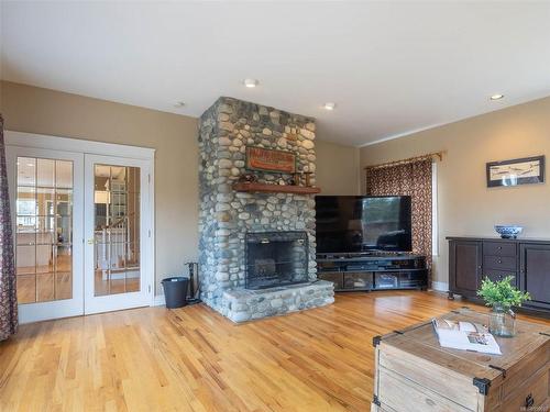 802 Towner Park Rd, North Saanich, BC - Indoor Photo Showing Living Room With Fireplace