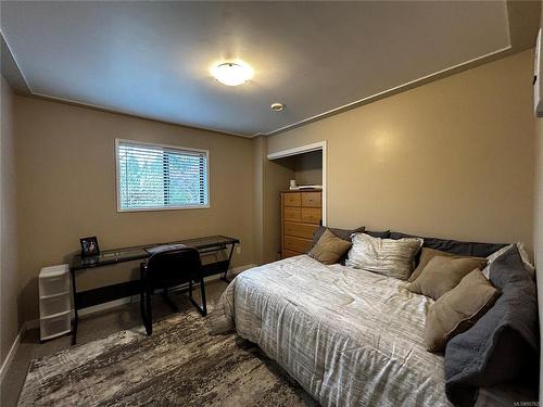 2809 Herd Rd, Duncan, BC - Indoor Photo Showing Bedroom