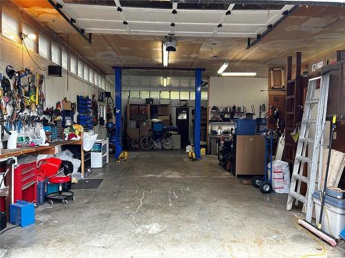 2809 Herd Rd, Duncan, BC - Indoor Photo Showing Garage