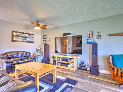 19-1893 Tzouhalem Rd, Duncan, BC - Indoor Photo Showing Living Room