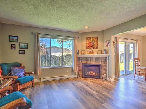 19-1893 Tzouhalem Rd, Duncan, BC - Indoor Photo Showing Living Room With Fireplace
