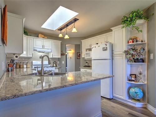 19-1893 Tzouhalem Rd, Duncan, BC - Indoor Photo Showing Kitchen With Double Sink