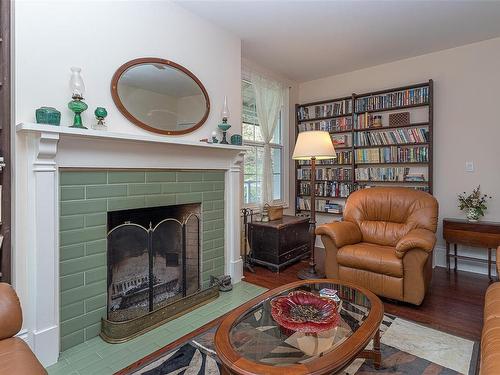 5058 West Saanich Rd, Saanich, BC - Indoor Photo Showing Living Room With Fireplace