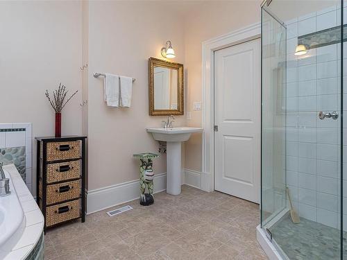 5058 West Saanich Rd, Saanich, BC - Indoor Photo Showing Bathroom