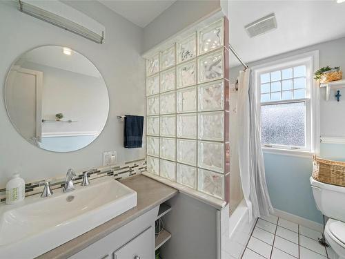 55 Logan Ave, Saanich, BC - Indoor Photo Showing Bathroom