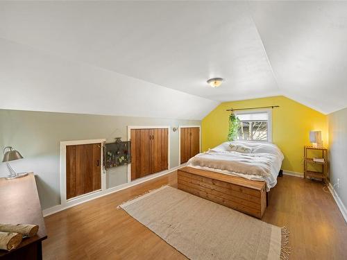 55 Logan Ave, Saanich, BC - Indoor Photo Showing Bedroom