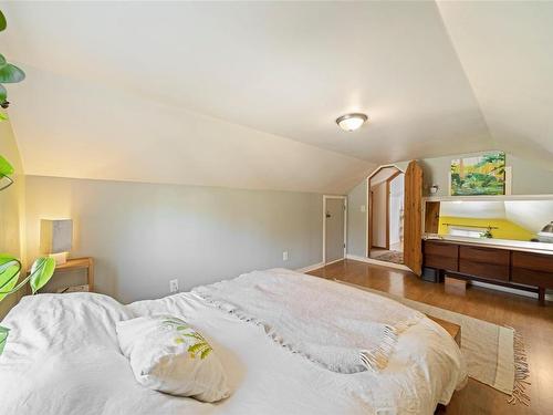 55 Logan Ave, Saanich, BC - Indoor Photo Showing Bedroom