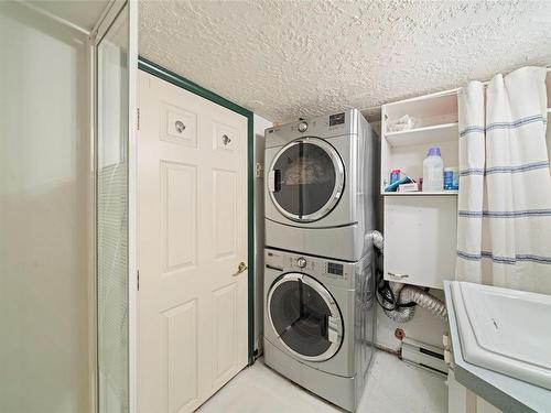 55 Logan Ave, Saanich, BC - Indoor Photo Showing Laundry Room